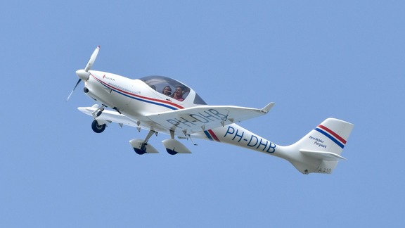 Basic flying lessons Den Helder
